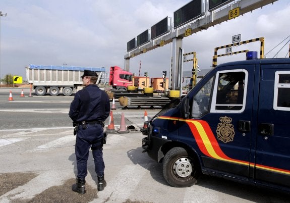 Un policía, durante un control en los accesos al puerto de Valencia. :: Jesús signes