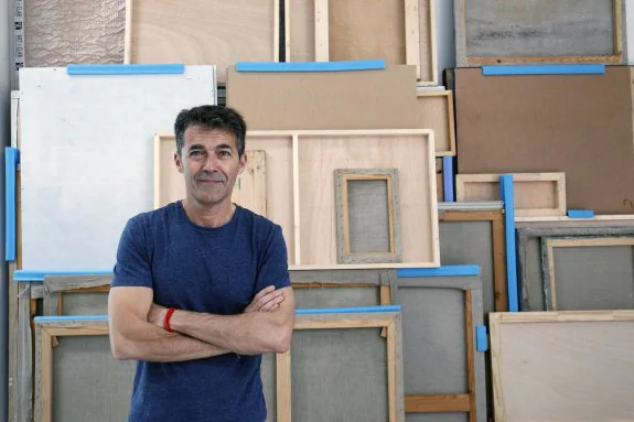 El artista José Saborit, en su estudio de Valencia. :: irene marsilla