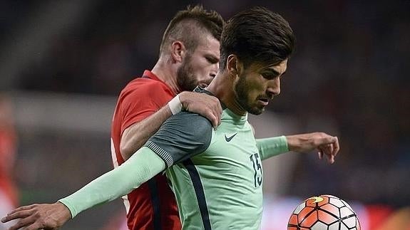 André Gomes en una disputa de balón con Portugal.