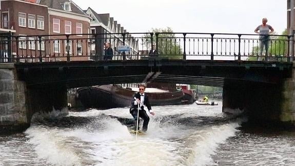 Wakeboarding por los canales de Ámsterdam