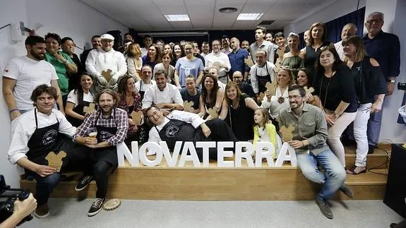 Directivos y socios de Novaterra, junto a los cocineros que participaron en la gala.