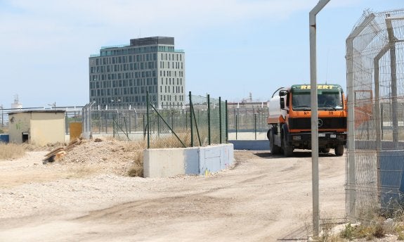 Un camión cuba sale del túnel ya cubierto de tierra, el lunes por la tarde. :: juanjo monzó