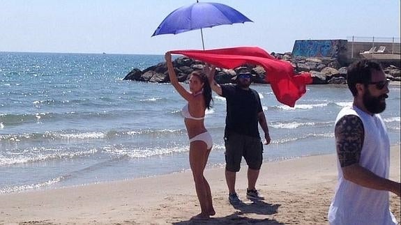 Pilar Rubio sorprende a los bañistas en Canet d'En Berenguer