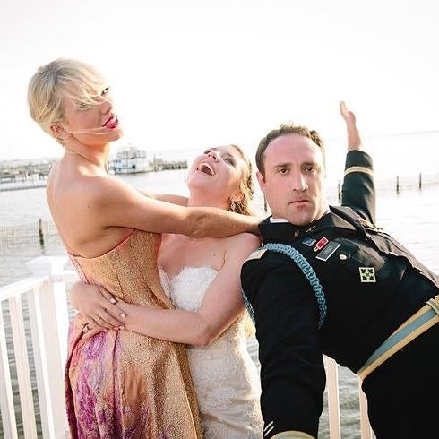 Taylor Swift sorprende a una fan en su boda