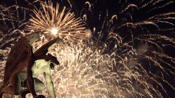 Un castillo de fuegos artificiales alegórico inaugura el Encuentro de la Ruta de la Seda