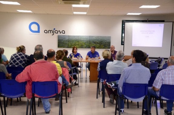 El gerente de Amjasa, Josep Lluís Henarejos, y el alcalde de Xàbia, José Chulvi, en la reunión del Observatorio del Agua. :: lp