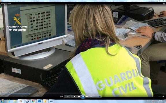 Una guardia civil visiona imágenes intervenidas en una operación contra la pornografía infantil. :: lp