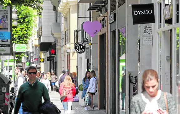 Establecimientos comerciales ubicados en una céntrica calle de Valencia. :: damián torres