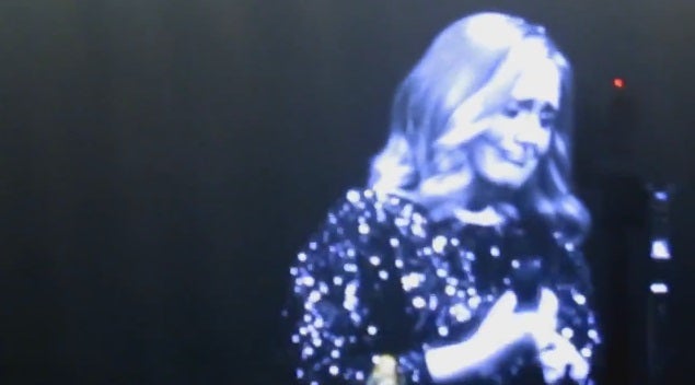 Adele llora en un concierto al recordar a las víctimas de Orlando