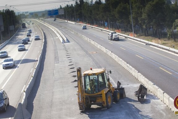 La A-3, durante el periodo de obras del tercer carril. :: damián torres