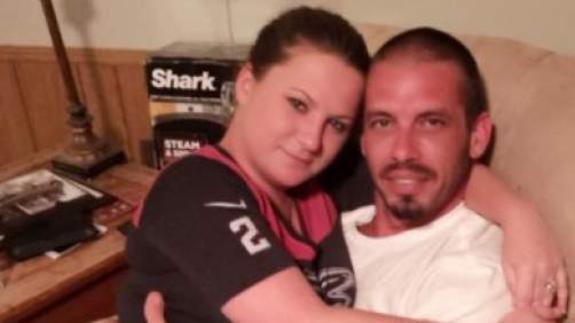 Deja su empleo para amamantar a su novio cada dos horas