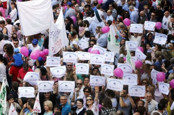 Asistentes a la concentración en defensa de la educación concertada en Valencia. :: manuel molines