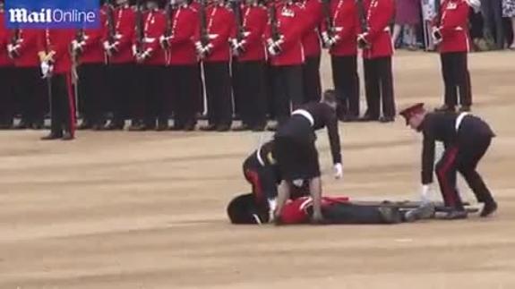 Un guardia de honor se desmaya en el desfile del cumpleaños de la reina Isabel II