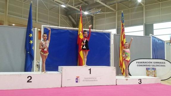 Melani García en el escalón más alto del podio del Trofeo Federación Avanzado.