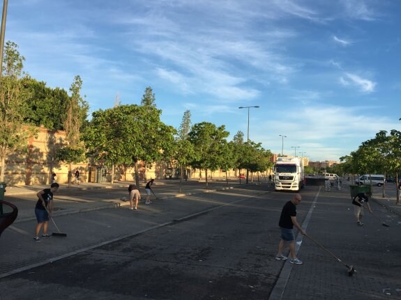 Equipo de falleros de las ocho comisiones organizadoras del 'Pinya Fest' limpiando el escenario de la verbena. :: lp