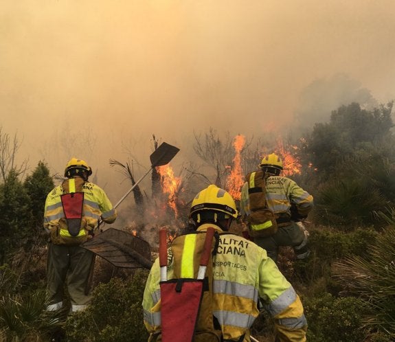 Brigadas de la Generalitat luchan en la extinción del fuego declarado ayer en Vilafamés. :: siab