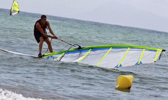 Un deportista, en la costa valenciana. :: jesús signes