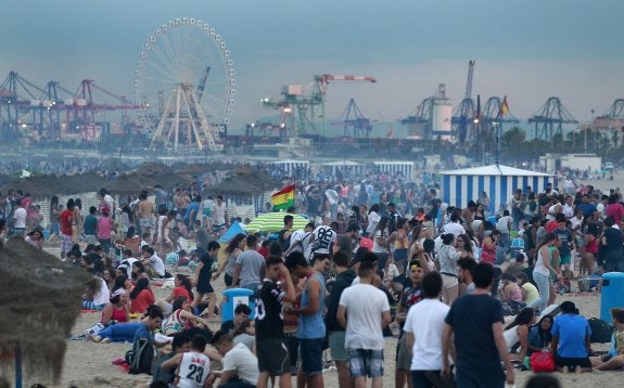 Miles de personas  festejan San Juan en una de las playas de la ciudad.  :: jesús signes