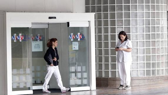 El hospital Clínico de Valencia cierra salas enteras y 113 camas de la UCI y Pediatría en verano