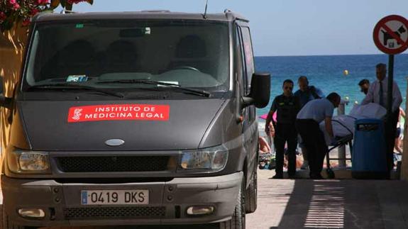 El cuerpo del hombre suizo que se ha ahogado en la playa de Moraira.