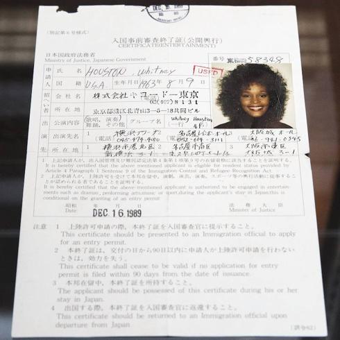 Un permiso japonés de trabajo de la fallecida cantante Whitney Houston.