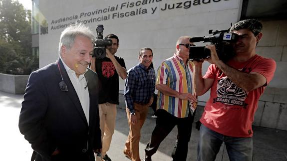 Alfonso Rus sonríe, hoy, en la puerta de la Ciudad de la Justicia.