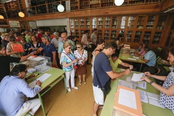 Una cola de votantes espera su turno durante las elecciones, ayer. :: manuel molines