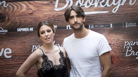 Blanca Suárez y Aitor Luna durante el photocall de la película 'Mi panadería en Brooklyn'.