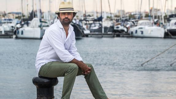 El actor, un apasionado del mar, en el puerto de Valencia.