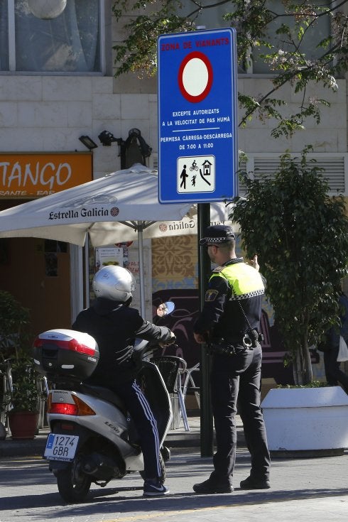 Un policía informa de los cambios en el Carmen.