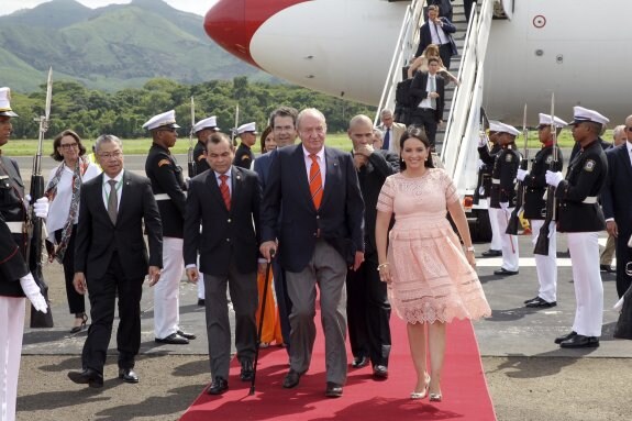 El Rey emérito, a su llegada a Panamá para los fastos. Abajo, Doña Sofía en la boda inglesa.