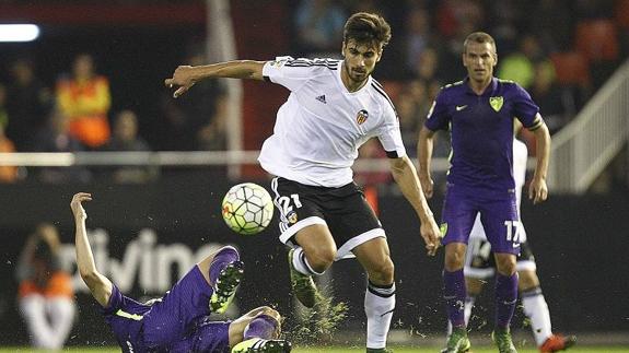 El futbolista del Valencia CF, André Gomes, en un duelo frente al Málaga CF.