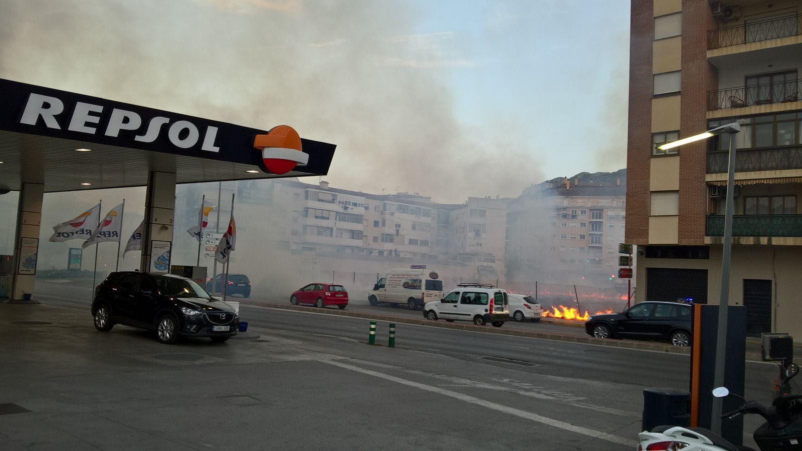 Un incendio en un solar de Dénia desata la alarma