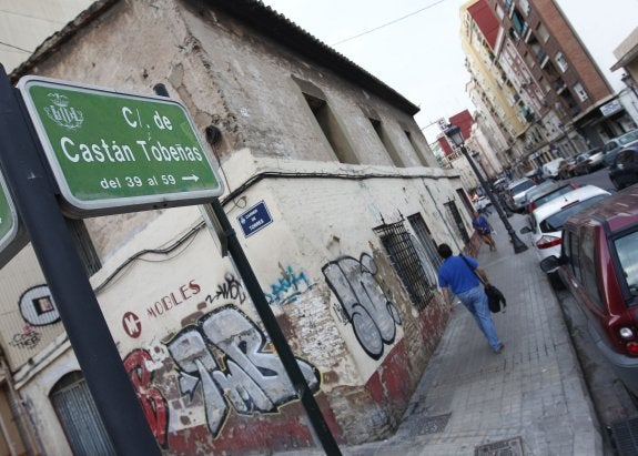 La calle Castán Tobeñas, en Nou Moles.