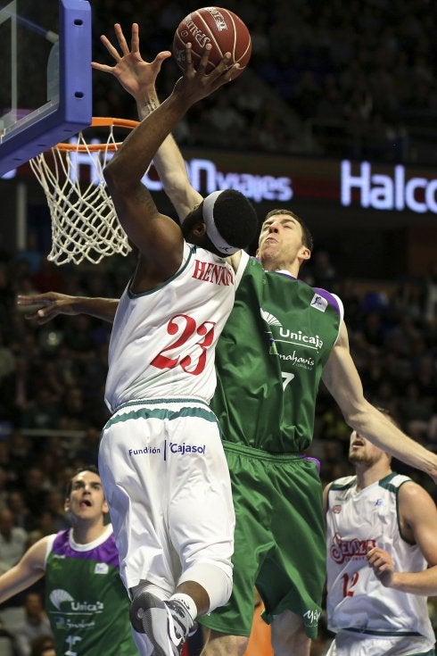 Fran Vázquez defiende ante Ladontae Henton. :: EFE/Carlos Díaz