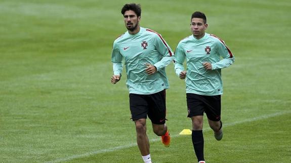André Gomes junto a Guerreiro en uno de los entrenamientos de Portugal durante la Eurocopa.