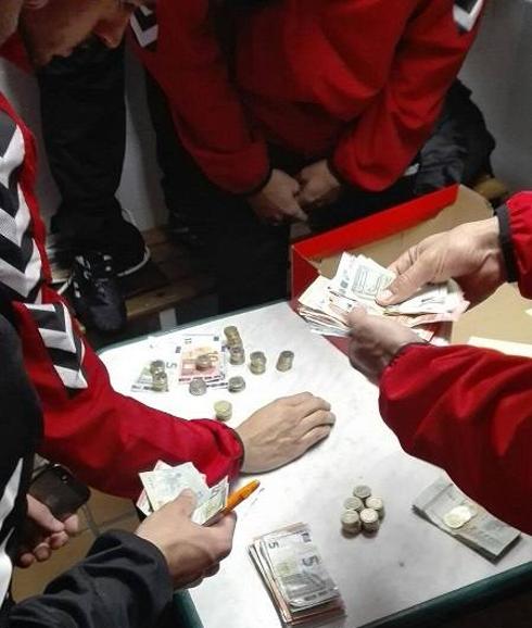 Los jugadores del Huracán cuentan el dinero para pagarle al árbitro.