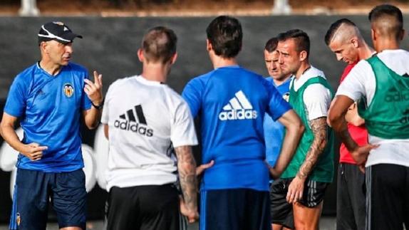 Pako Ayestarán comandando el primer entrenamiento de la temporada.