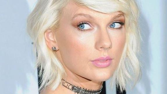 ¿Se ha operado el pecho Taylor Swift?