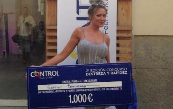 Esther Barrabeig, la chica más rápida de España poniendo preservativos