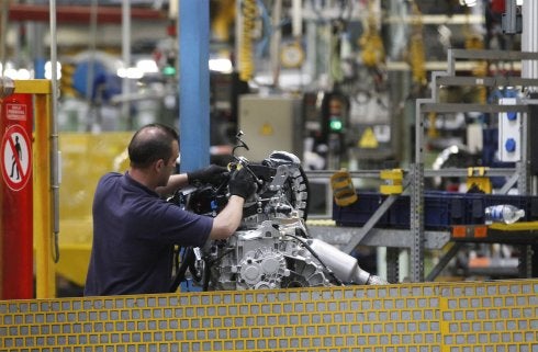 Un trabajador de la planta de Ford en Almussafes (Valencia). :: jesús signes