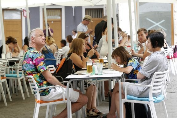 Turistas extranjeros en la terraza de un establecimiento de hostelería de Valencia. :: irene marsilla