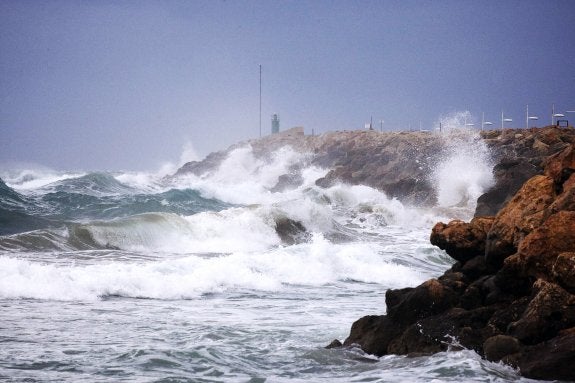 Temporal en la playa de Gandia junto al espigón del puerto. :: juantxo ribes