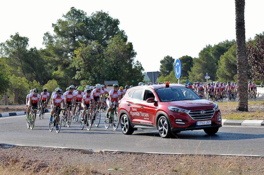 El pelotón en un momento de la carrera.