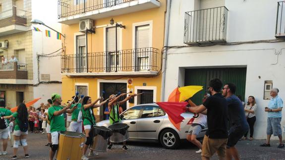 La marcha en pleno centro del pueblo.