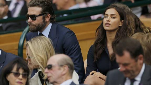 El actor Bradley Cooper y la modelo Irina Shayk, en las gradas de Wimbledon.