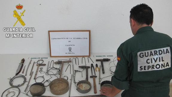 Los lazos metálicos que el detenido colocaba en su parcela en Navarrés.
