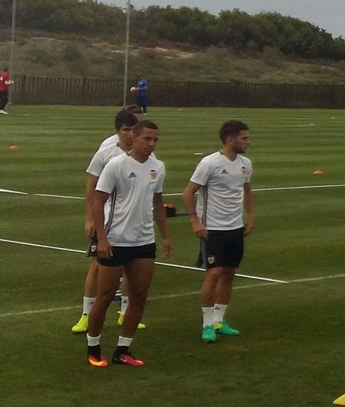 El hispano-brasileño Rodrigo retirándose del entrenamiento tras sentir molestias.