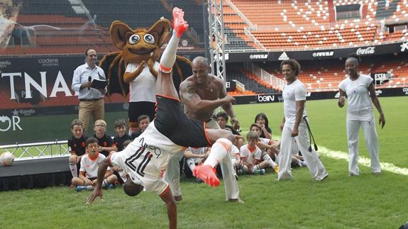 Luis Nani demostrando sus dotes de capoeira sobre el césped de Mestalla.