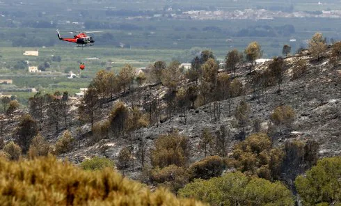 Un helicóptero vigila el área del incendio que afectó a Aguas Vivas.